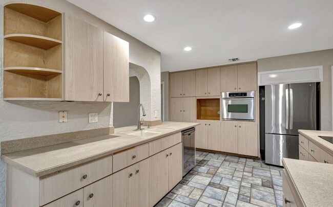 Building Photo - 1402 Cormorant Rd