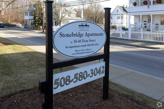 Letrero principal frontal - Stonebridge Apartments