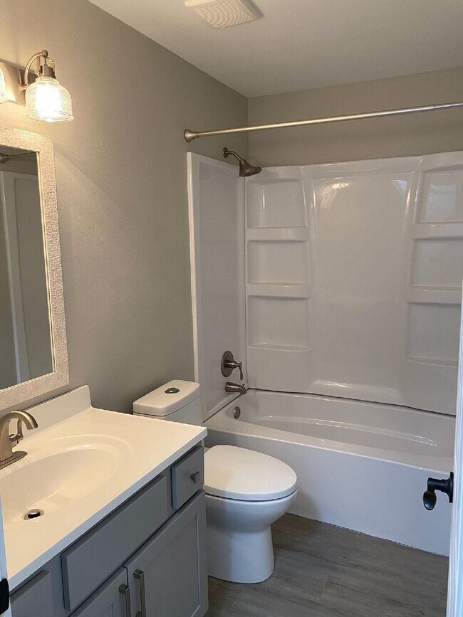 Foto del edificio - In-unit laundry, minutes from Madison and ...