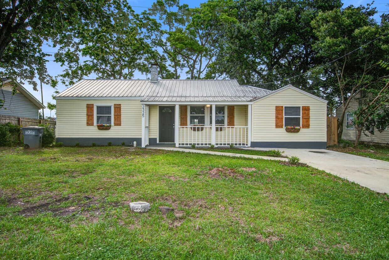 Primary Photo - 2325 Elegans Dr