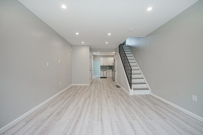 Building Photo - 333 Daly St