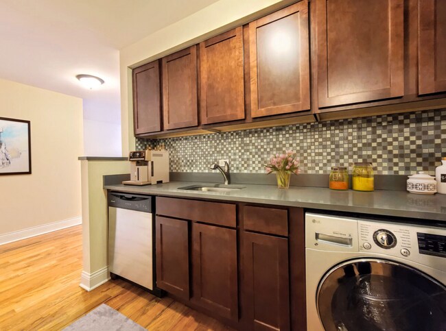 Foto del edificio - 555 W Arlington Pl