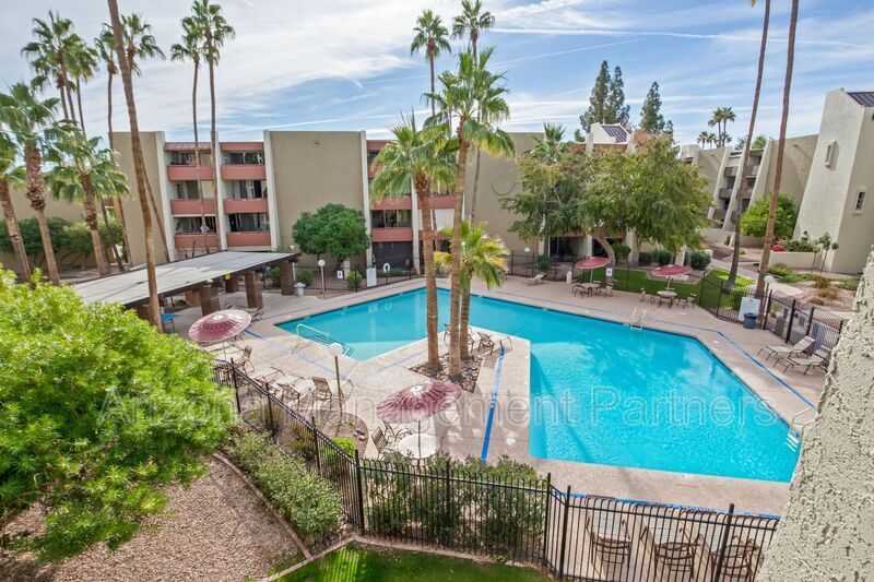 Foto principal - 7625 E Camelback Rd