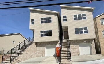 Building Photo - 484 S 19th St