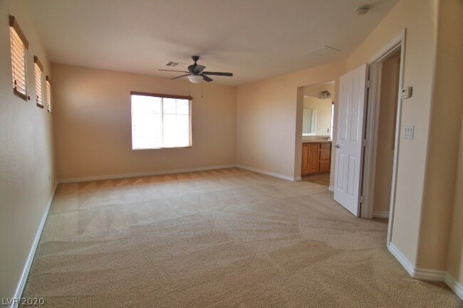 Massive Master bedroom with en suite and walk-in closet - 2000 Hollywell St