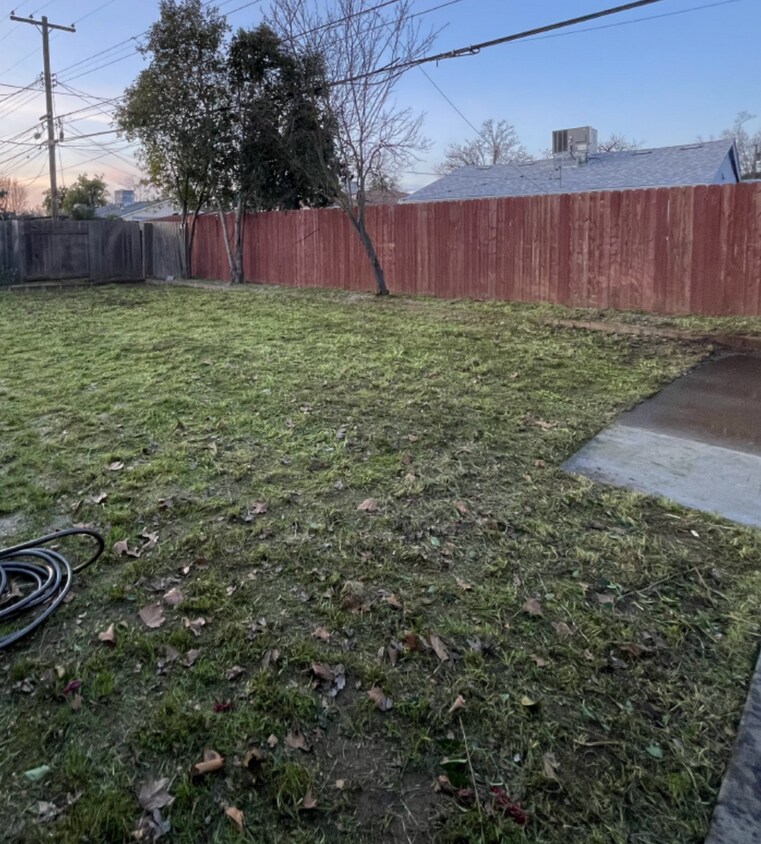 Building Photo - ADORABLE Arden Arcade 2 bedroom home! HUGE YARD!!  (Please reference entire ad for viewings)