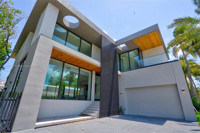 Foto del edificio - 735 Fernwood Rd