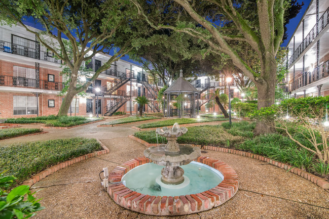 Ubicado en el Inner Loop de Houston, Allen House Apartments ostenta íntimo estilo de Nueva Orleans con hermosos paisajes, fuentes de agua y encantadoras glorietas - Allen House Apartments