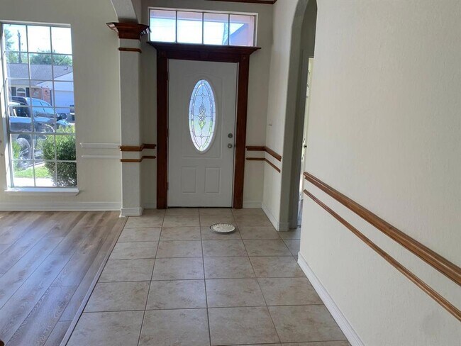 Building Photo - 915 Moorside Ln
