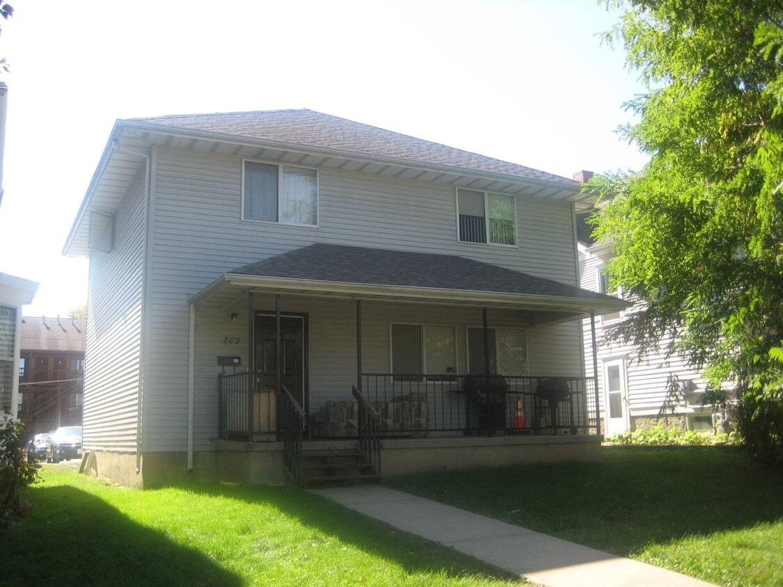 Large 5 BR/5bath Great Location! - Large 5 BR/5bath Great Location!