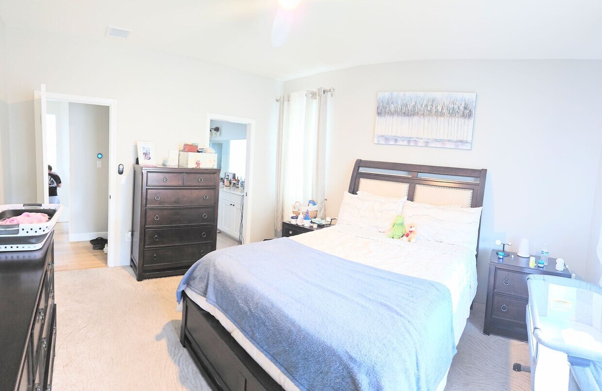 Primary Photo - Coral Ridge 4 bedroom, 3 full bathroom, 2 ...