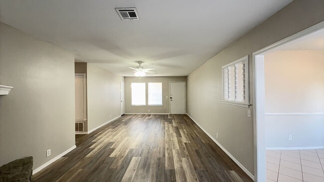 Building Photo - Cozy up this New Year in your new 2 bed/1bath home!