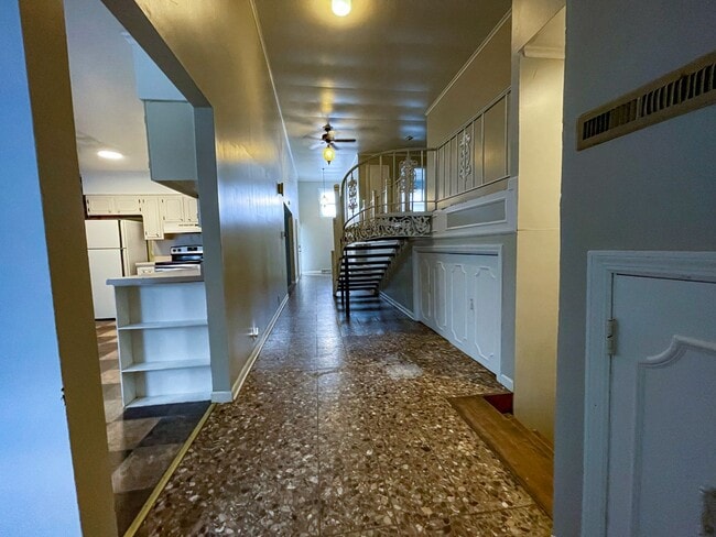 Building Photo - 824 W Wayne St