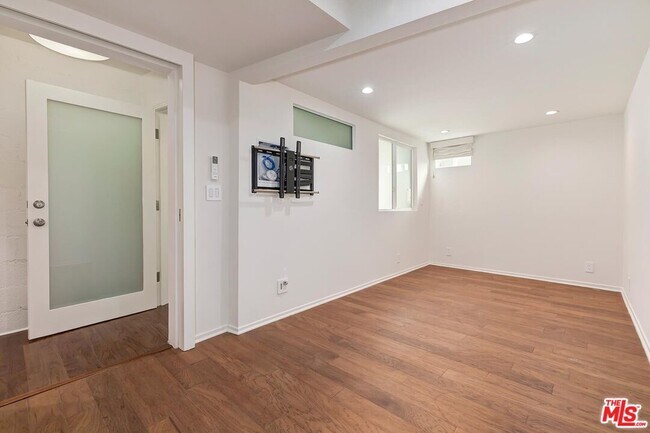 Foto del edificio - 609 N Doheny Dr