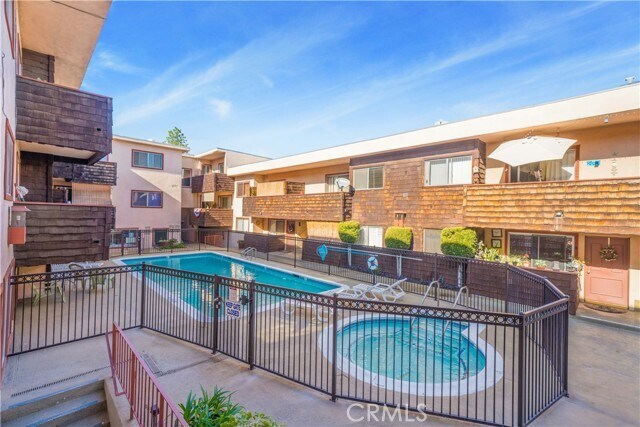 Foto del edificio - 5403 Newcastle Ave