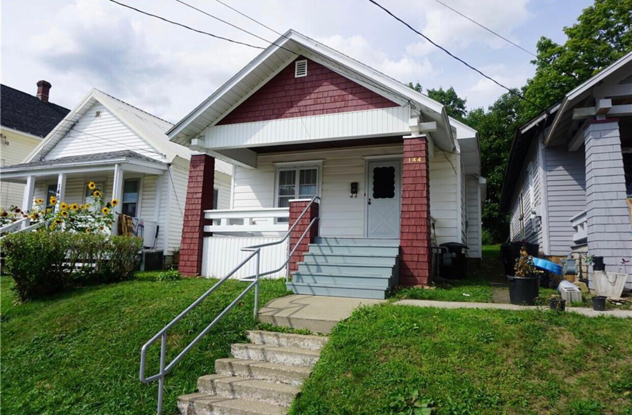 Primary Photo - 144 Pleasant St