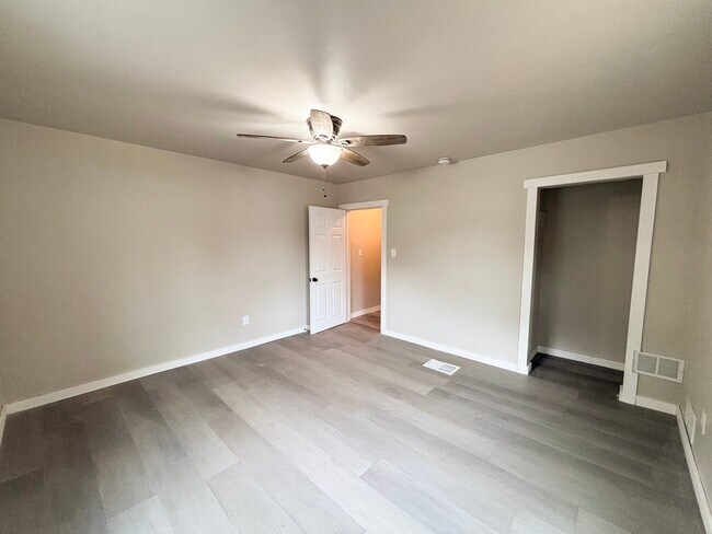 Foto del edificio - 489 Evergreen Rd