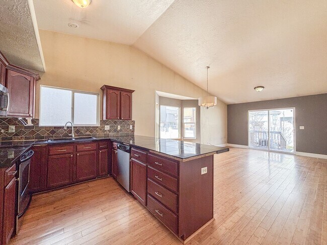 Building Photo - 5 bed 3 bath home in quiet neighborhood!