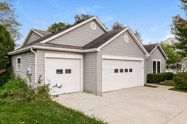 Building Photo - 511 Van Buren St