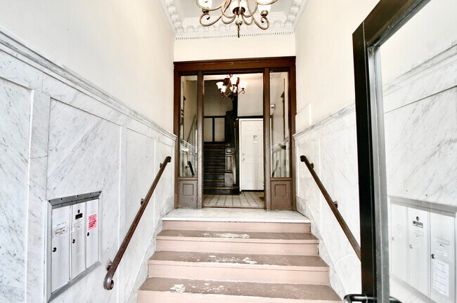 Foto del edificio - 3720 S Indiana Ave