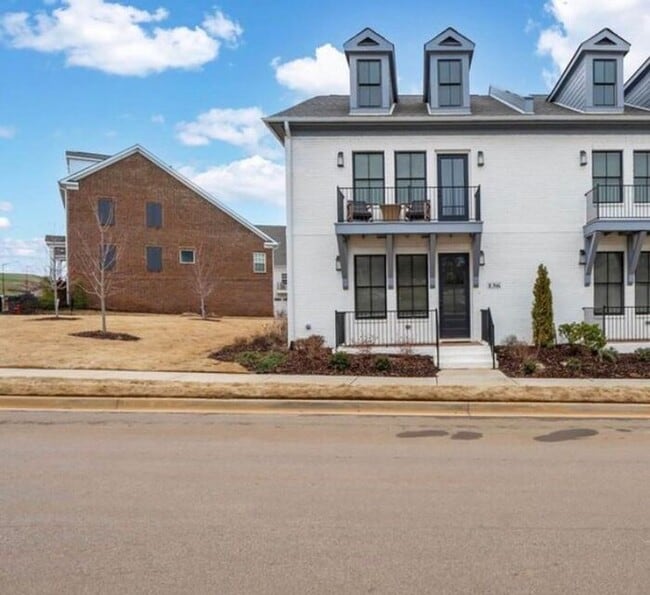 Foto del edificio - Located in Town Madison-Luxury Living