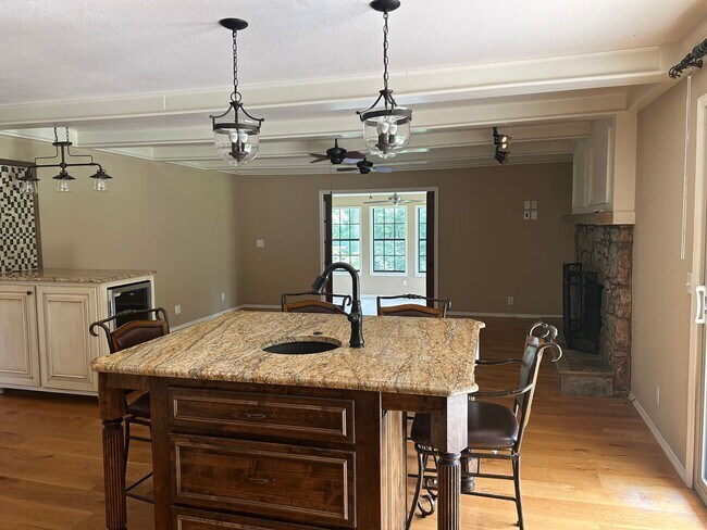 Building Photo - Spacious 4-Bedroom Home in Rogers, AR!