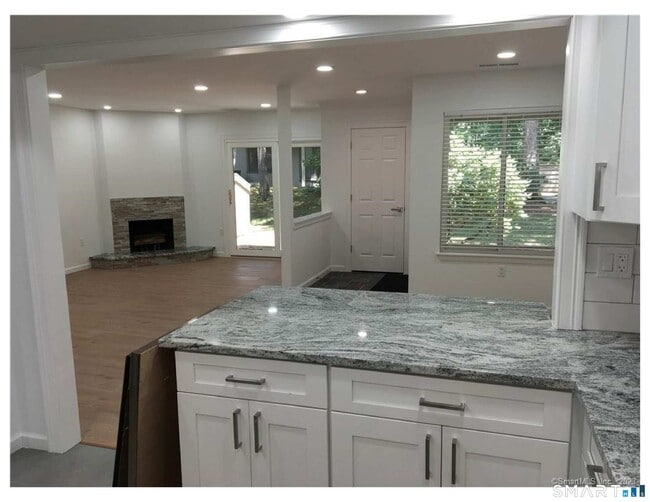 Foto del edificio - 3 Woods Hollow Ct