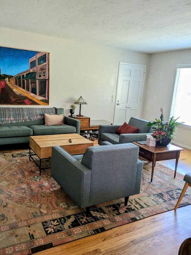 Foto del edificio - Charming 3-bedroom Home Plus Office on Upp...