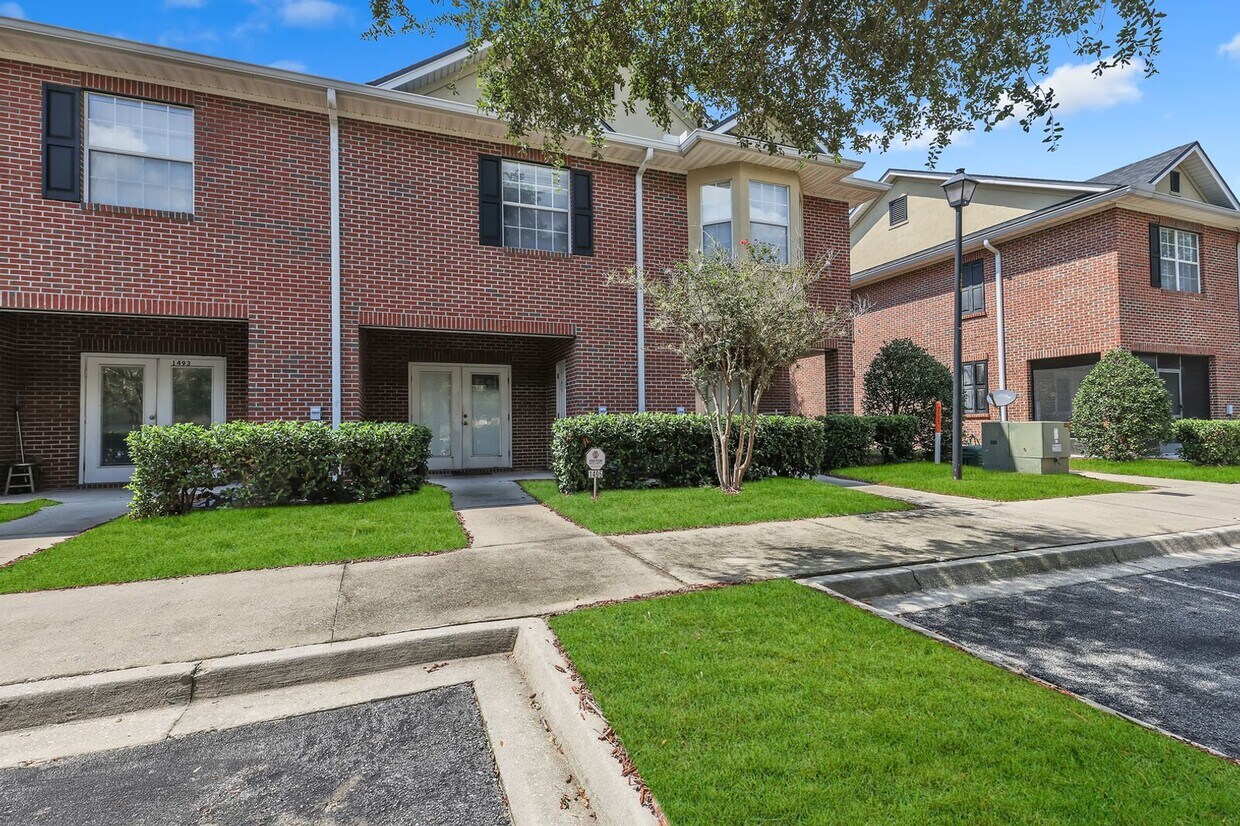 Primary Photo - 2 Bedroom 2.5 Bath Townhome in gated commu...