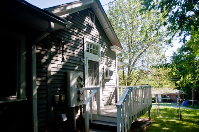 Building Photo - Adorable studio apartment, convenient to c...