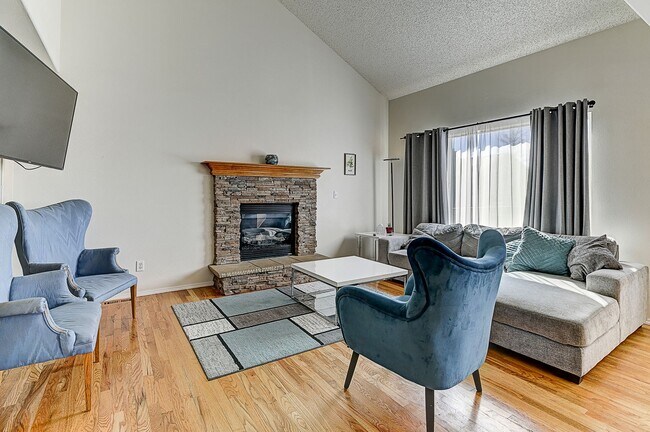 Building Photo - Beautiful 5 Bedroom Home for Rent on Golf ...