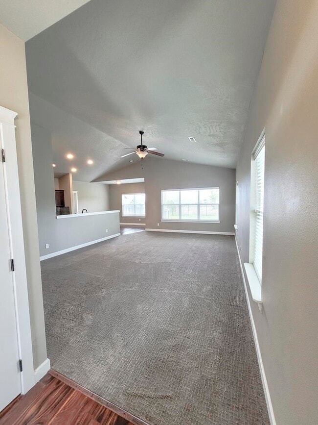 Building Photo - 225 S Legacy Ridge Dr