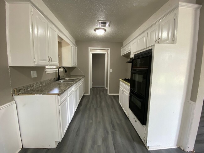 Building Photo - Charming 5 Bedroom House