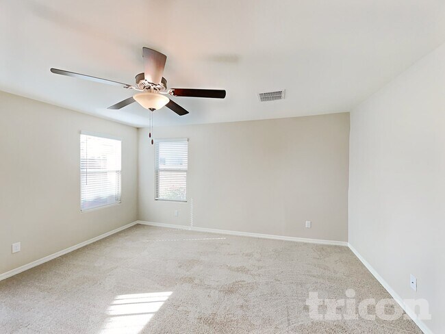 Foto del edificio - 8023 W Albeniz Pl