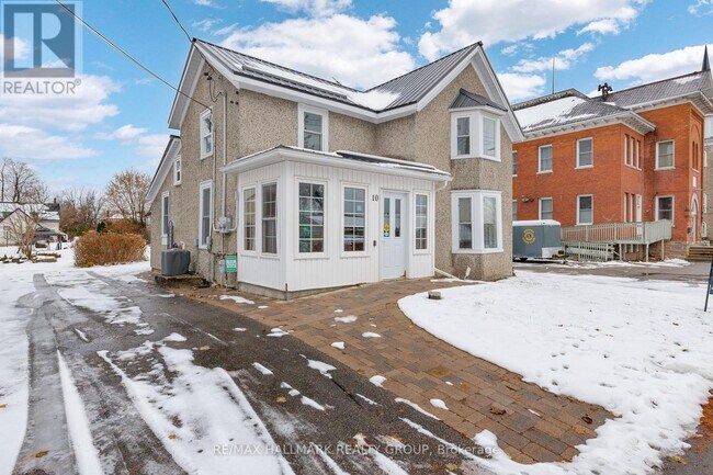 Photo du bâtiment - 10 Wellington St E