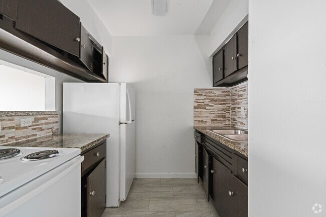 2BR, 2BA - 820SF - Kitchen - Plaza on Hammerly