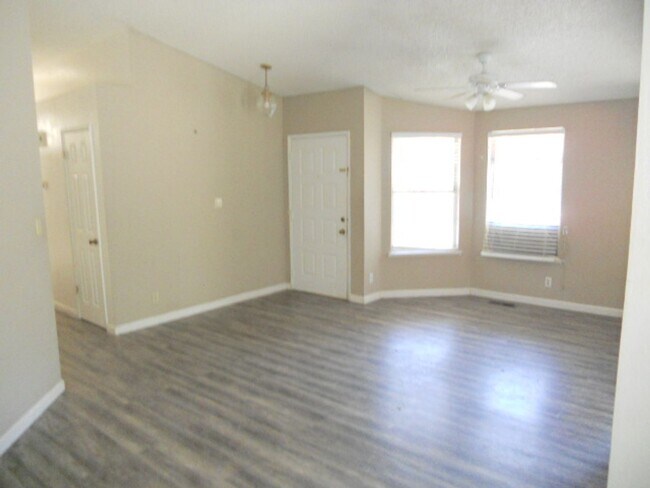 Foto del edificio - Single story 3 br/2bath/2car Home