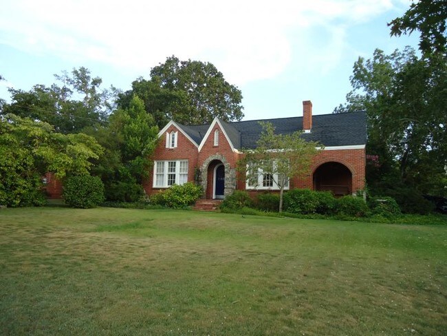 Building Photo - 2807 Summerville Road