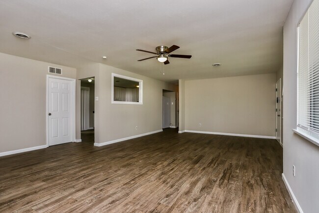 Building Photo - Fantastic 3bd/2ba home! Let yourself in!