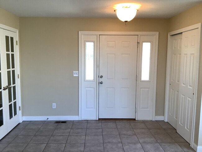 Building Photo - 650 Orient Way