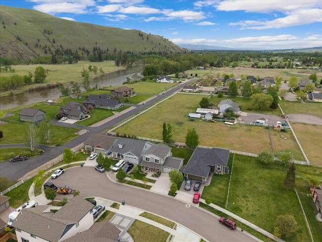 Building Photo - Charming 3 Bed, 2 Bath Home with Modern Up...