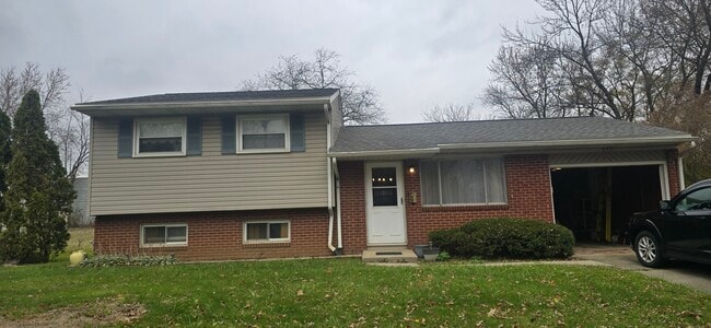 Building Photo - 892 King St