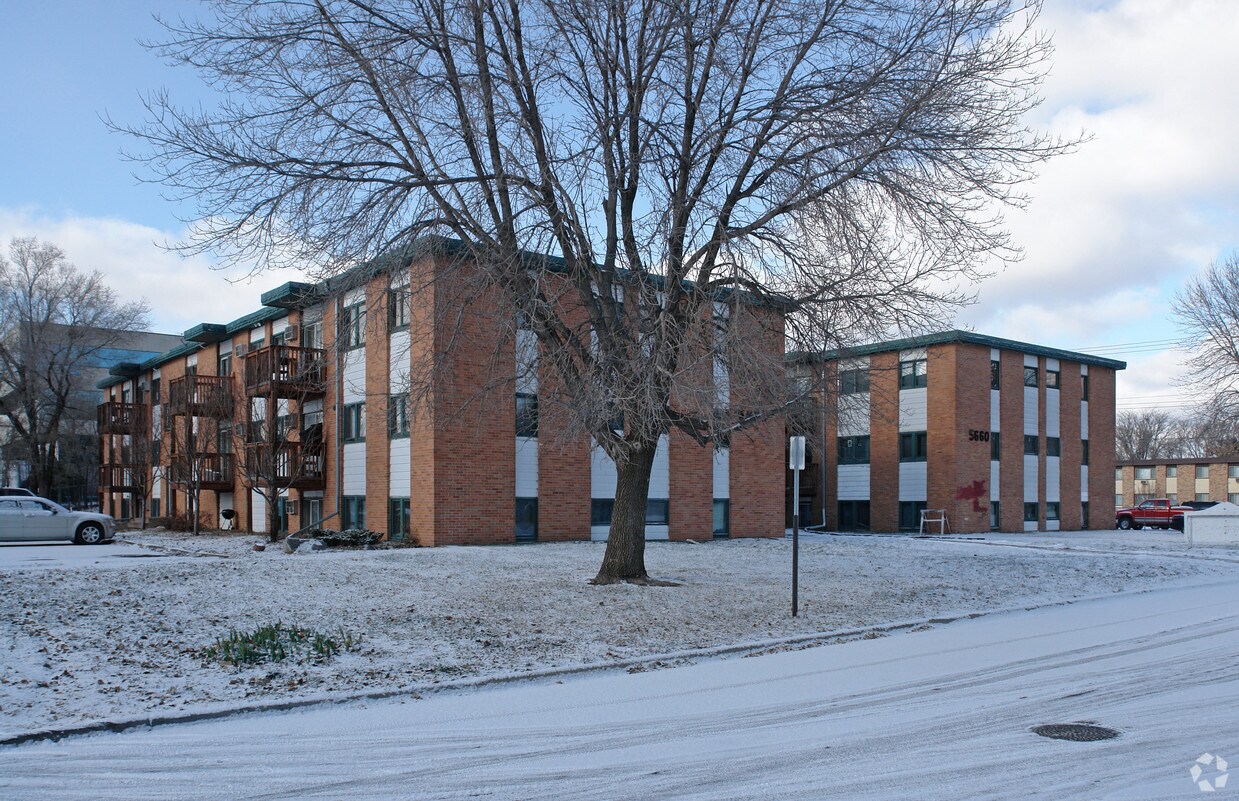 Foto principal - 5650-5660 Polk St NE