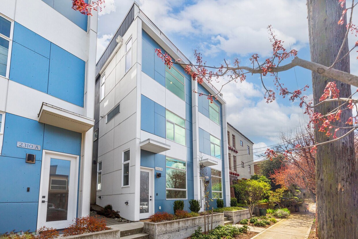 Primary Photo - Great Townhome for rent