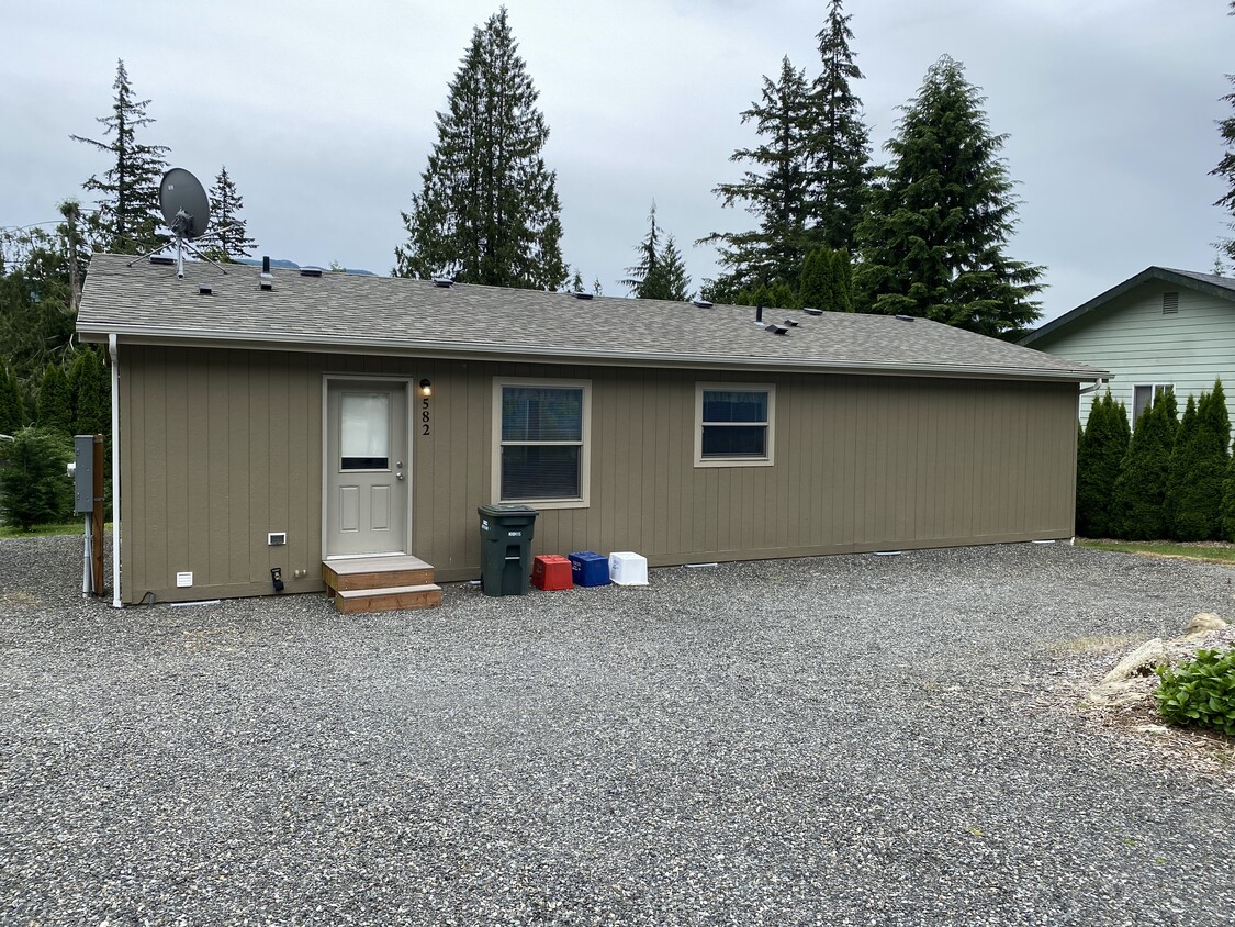 Primary Photo - 582 Summit Pl