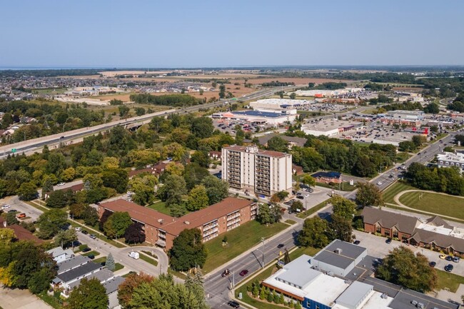 Photo du bâtiment - Pontiac Court – Lowrise