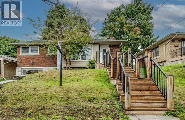 Photo du bâtiment - 214 Clark Ave