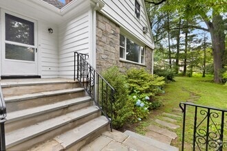 Building Photo - 18 Hemlock Dr