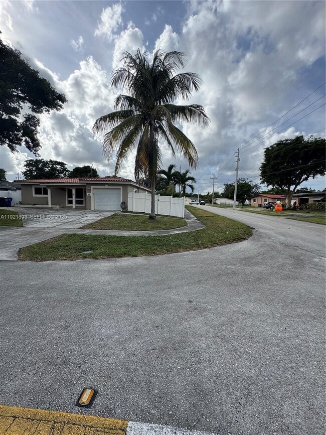 Foto del edificio - 640 N 71st Terrace