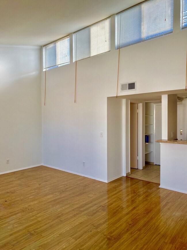 Building Photo - 5325 Newcastle Ave